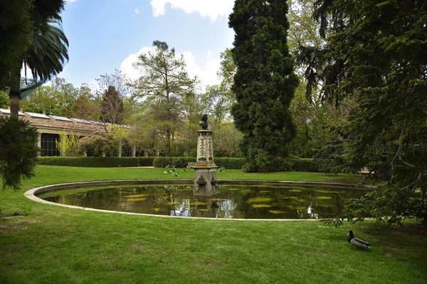 Serre et fontaine dans les Jardins botaniques royaux de Madrid, Espagne, Europe Photos De Stock Libres De Droits