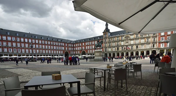 Madrid / Spanje - 11 april 2019 - De Plaza Mayor in Madrid, een van de beroemdste pleinen van de Spaanse hoofdstad. — Stockfoto