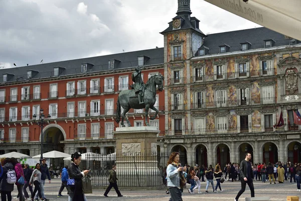 Madryt / Hiszpania - 11 kwietnia 2019 - Plaza Mayor w Madrycie, jednym z najsłynniejszych placów stolicy Hiszpanii. — Zdjęcie stockowe