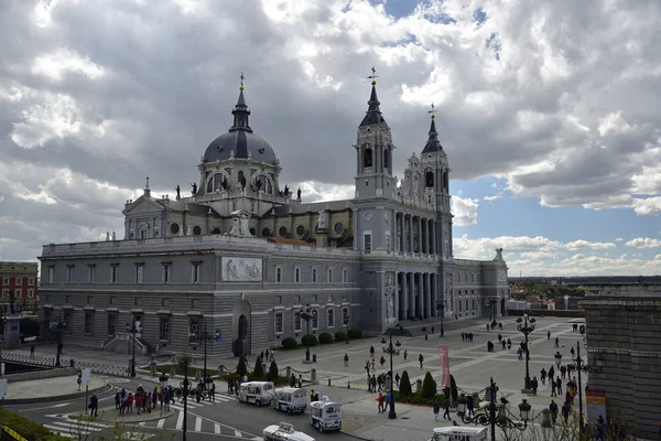 Madryt / Hiszpania - 11 kwietnia 2019 - Katedra Almudena Catedral de Santa Maria la Real de la Almudenaon po drugiej stronie Pałacu Królewskiego w Madrycie, Hiszpania. — Zdjęcie stockowe