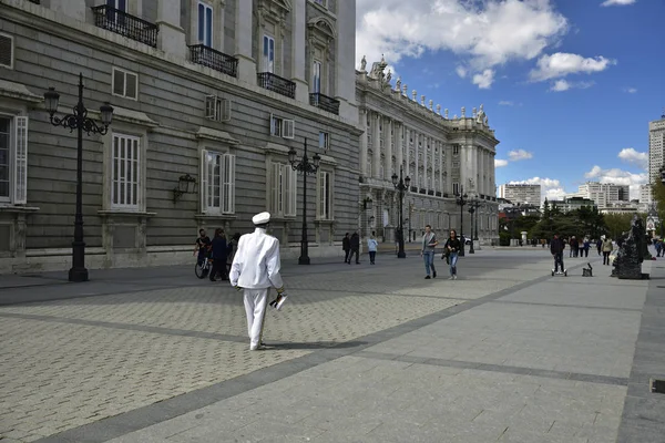 MADRID / SPAGNA - 11 APRILE 2019 - Le persone che attraversano la Piazza dell'Oriente a Madrid — Foto Stock
