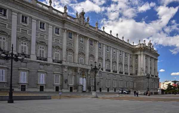 Madrid / Spanien - 11 april 2019 - Den ena av dörrarna till Kungliga slottet på Orienttorget i Madrid. — Stockfoto