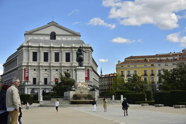 MADRID / SPAGNA - 11 APRILE 2019 - Persone che attraversano la Piazza dell'Oriente con il Monumento a Felipe IV sullo sfondo, Madrid, Spagna — Foto Stock