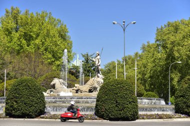 Madrid, İspanya - 11 Nisan 2019: Neptün Çeşmesi İspanya 'nın başkentinin en ünlü ve güzel çeşmelerinden biridir..