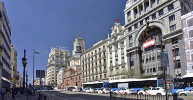 Madrid / İspanya - 12 Nisan 2019 - Issız Calle de Alcala caddesi Madrid 'in merkezindeki en kalabalık cadde.