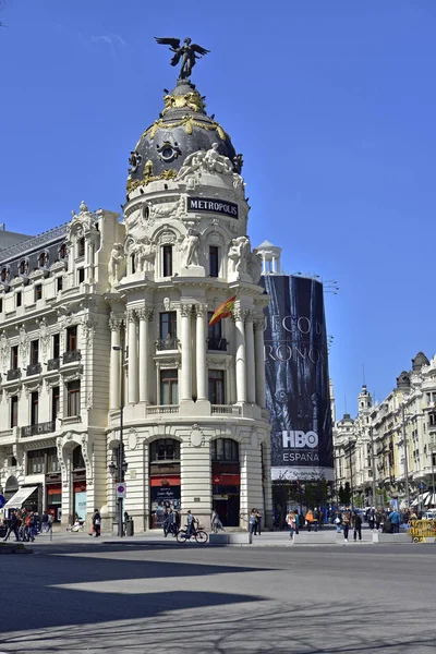 Madryt / Hiszpania - 12 kwietnia 2019 - Metropolis, jeden z najpiękniejszych budynków przy ulicy Calle de Alcala w Madrycie, Hiszpania — Zdjęcie stockowe