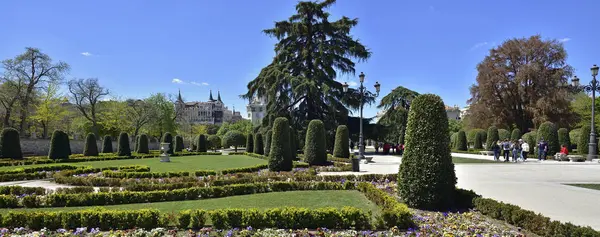 MADRID / SPAIN - APRIL 12, 2019 - The Jardines del Buen Retiro (Parque del Buen Retiro) is the main park of the city of Madrid, capital of Spain. — Stock Photo, Image