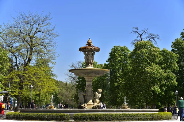 MADRID / ESPAÑA - 12 DE ABRIL DE 2019 - Fuente de los Galápagos en Los Jardines del Buen Retiro, el principal parque de la ciudad de Madrid, capital de España . — Foto de Stock