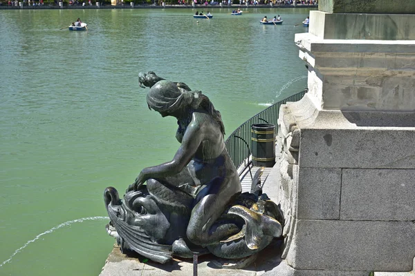 Одна з багатьох статуй, що охороняють пам'ятник Альфонсо Сі в Jardines del Buen Retiro, головному парку міста Мадрид, столиці Іспанії.. — стокове фото