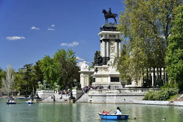 マドリード/スペイン – 2019年4月12日 – スペインの首都マドリードの主要公園であるThe Jardines del Buen Retiro (Parque del Buen Retiro)にあるアルフォンソ13世記念碑. — ストック写真