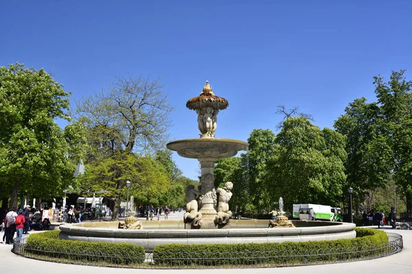 MADRID / ESPAÑA - 12 DE ABRIL DE 2019 - Fuente de los Galápagos en Los Jardines del Buen Retiro, el principal parque de la ciudad de Madrid, capital de España . — Foto de Stock