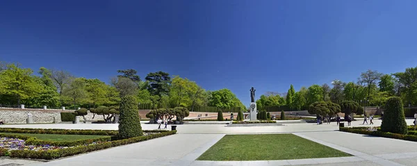 MADRID / SPAIN - APRIL 12, 2019 - The Jardines del Buen Retiro (Parque del Buen Retiro) is the main park of the city of Madrid, capital of Spain. — Stock Photo, Image