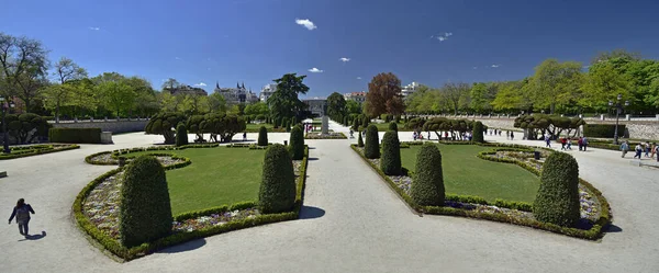 MADRID / ESPAÑA - 12 DE ABRIL DE 2019 - Los Jardines del Buen Retiro (Parque del Buen Retiro) es el parque principal de la ciudad de Madrid, capital de España . — Foto de Stock