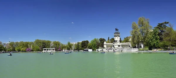 マドリード/スペイン – 2019年4月12日 – スペインの首都マドリードの主要公園であるThe Jardines del Buen Retiro (Parque del Buen Retiro)にあるアルフォンソ13世記念碑. — ストック写真