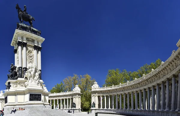 Madrid / Španělsko - 12. dubna 2019 - Památník Alfonsa Xii v Jardines del Buen Retiro (Parque del Buen Retiro), hlavním parku města Madridu, hlavním městě Španělska. — Stock fotografie