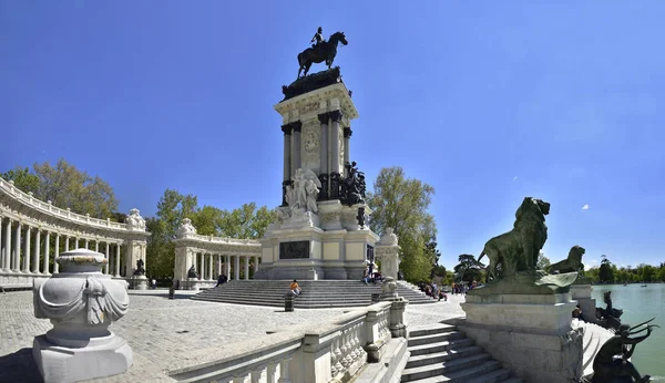 マドリード/スペイン – 2019年4月12日 – スペインの首都マドリードの主要公園であるThe Jardines del Buen Retiro (Parque del Buen Retiro)にあるアルフォンソ13世記念碑. — ストック写真