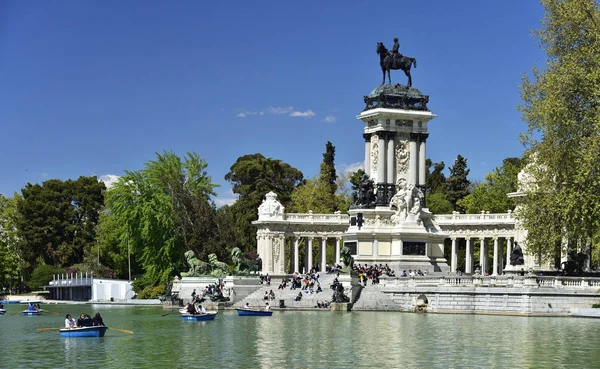 マドリード/スペイン – 2019年4月12日 – スペインの首都マドリードの主要公園であるThe Jardines del Buen Retiro (Parque del Buen Retiro)にあるアルフォンソ13世記念碑. — ストック写真