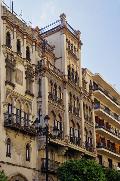 Sevilla, Andalucía / España - 10 de mayo de 2018 - El típico edificio barroco de fachada colorida y decorada en la hermosa ciudad de Sevilla, España. — Foto de Stock