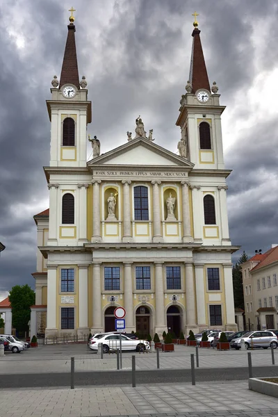 SZOMBATHELY / HUNGARY, APRIL 27, 2019. Late afternoon with stormy clouds above the Church of the Assumption in Szombathely, Hungary — Stock Photo, Image