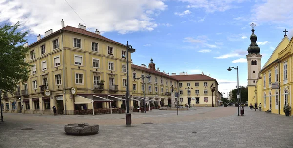 Szombathely / Maďarsko, 27. dubna2019. Pozdní odpoledne s jarními mraky nad Staroměstským náměstím v Szombathely, Maďarsko — Stock fotografie