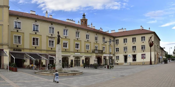 Szombathely / Hungary, 27 квітня 2019. Пізно пополудні над старою міською площею в Сомбатлі (Угорщина). — стокове фото
