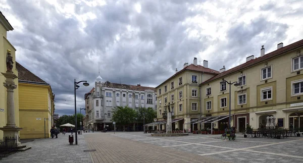 Szombathely / Ungarn, 27. April 2019. Spätnachmittag mit stürmischen Wolken über dem Altstadtplatz in Szombathely, Ungarn — Stockfoto
