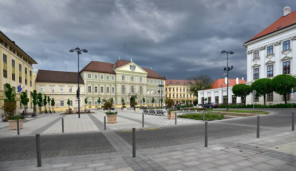 Szombath / Macaristan, 27 Nisan 2019. Öğleden sonra, Macaristan 'ın Szombath kentindeki Vas County Hükümet Ofisi' nin İş Merkezi 'nin üstündeki fırtınalı bulutlarla...