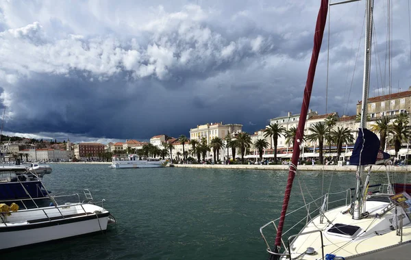 Split Chorwacja Kwietnia 2019 Jachty Nowoczesne Łodzie Promenadzie Splitska Riva — Zdjęcie stockowe