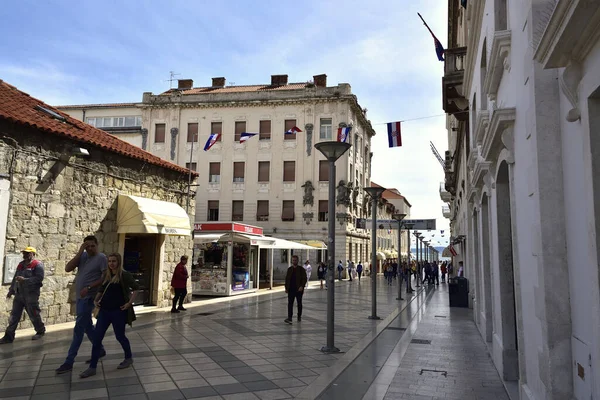 Split Croacia Abril 2019 Una Multitud Turistas Caminando Por Calle — Foto de Stock