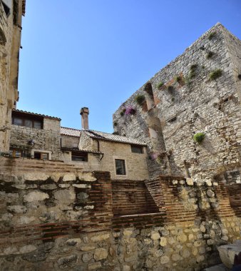 Hırvatistan 'ın güneşli bir gününde Split şehir merkezindeki Diocletian Sarayı' nı çevreleyen antik binalar