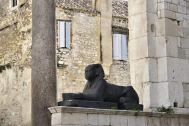 Antik Roma İmparatorluğu 'ndan 15-16 yüzyıl Mısır sfenksi. Hırvatistan 'ın Split kentindeki Diocletian Sarayı