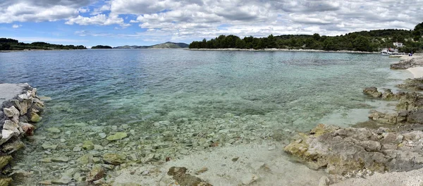 Hırvatistan Trogir Kenti Yakınlarındaki Ciovo Adasından Adriyatik Kristal Berrak Sularıyla — Stok fotoğraf