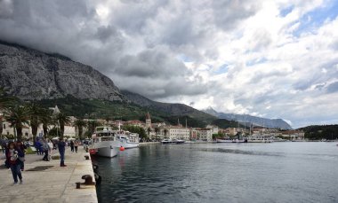 MAKARSKA, CROATIA - 1 Mayıs 2019 - Dalmaçya 'nın ünlü ve güzel Makarska kasabası. Hırvatistan