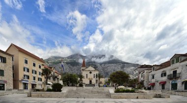 MAKARSKA, CROATIA - 1 Mayıs 2019 - Dalmaçya 'nın ünlü ve güzel Makarska kasabası. Hırvatistan