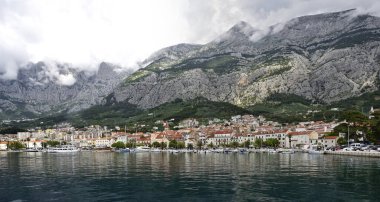 MAKARSKA, CROATIA - 1 Mayıs 2019 - Dalmaçya 'nın ünlü ve güzel Makarska kasabası. Hırvatistan