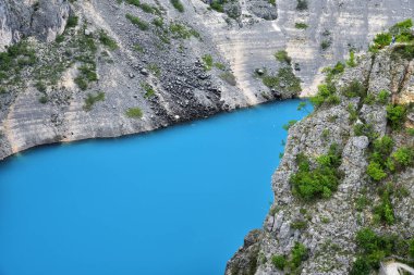 Hırvatistan 'daki sönmüş bir volkanın kraterinde Mavi Göl (Modro Jezero).