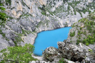 Hırvatistan 'daki sönmüş bir volkanın kraterinde Mavi Göl (Modro Jezero).