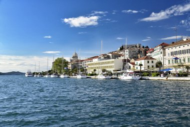 Sibenik, Hırvatistan - 30 Nisan 2019 - Hırvatistan 'ın Sibenik kentindeki eski Akdeniz mimarisinin manzarası