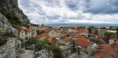 Hırvatistan 'ın eski kenti Omis' in Ariel manzarası. Hırvatistan 'ın Dalmaçya bölgesi