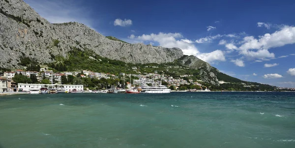 Cetina Nehrinin Üzerindeki Vadilerle Çevrili Etkileyici Bir Omis Kasabası — Stok fotoğraf