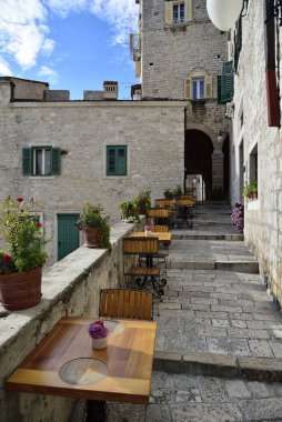 Hırvatistan 'ın Sibenik kentindeki eski Akdeniz mimarisinin manzarası.