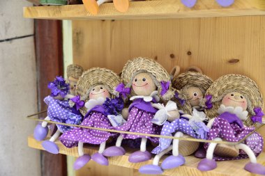 Hırvatistan 'ın eski kenti Sibenik, Dalmaçya' daki bir dükkanda lavanta renkli gülen bebeklerle dolu raflar