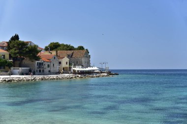PRIMOSTEN, CROATIA - 2 Mayıs 2019 - Dalmaçya 'nın ünlü ve güzel Primosten kasabası - Dalmaçya' nın popüler turizm beldesi. Hırvatistan
