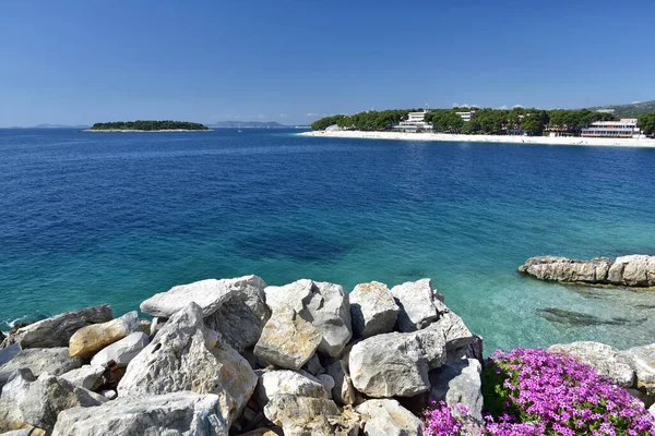 ダルマチアの有名な美しいPrimosten町の雪の白いビーチ ダルマチアの人気のある観光地 クロアチア — ストック写真