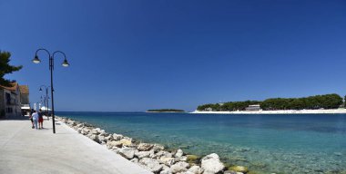 PRIMOSTEN, CROATIA - 2 Mayıs 2019 - Dalmaçya 'nın ünlü ve güzel Primosten kasabası - Dalmaçya' nın popüler turizm beldesi. Hırvatistan
