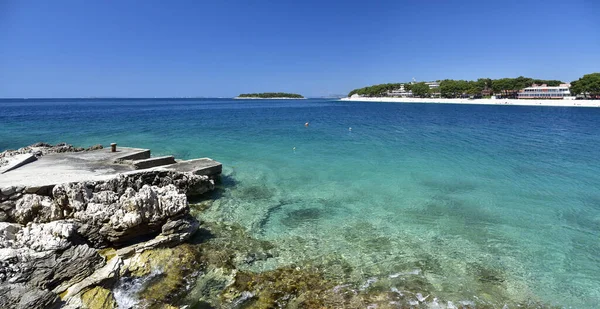 青いアドリア海のラグーンの風景 クロアチア ダルマチアのPromesteinのボードウォークからの眺め — ストック写真