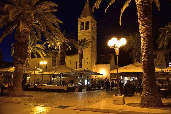 Trogir Croacia Abril 2019 Restaurante Plaza Principal Ciudad Mediterránea Trogir — Foto de Stock