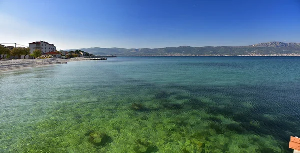 クロアチアのトロイール市に近いシオヴォ島からアドリア海の透き通った水で美しい風景 近くでは アドリア海 — ストック写真