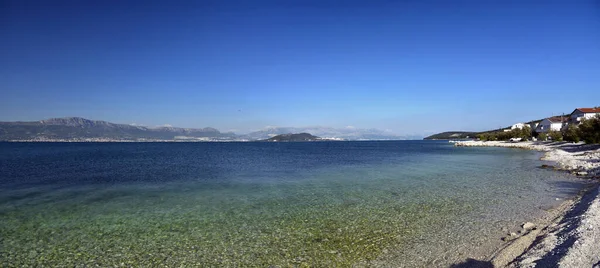 Hırvatistan Trogir Kenti Yakınlarındaki Ciovo Adasından Adriyatik Kristal Berrak Sularıyla — Stok fotoğraf
