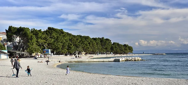 Baska Voda Croatia May 2019 Άνθρωποι Διασκεδάζουν Στην Κεντρική Παραλία — Φωτογραφία Αρχείου